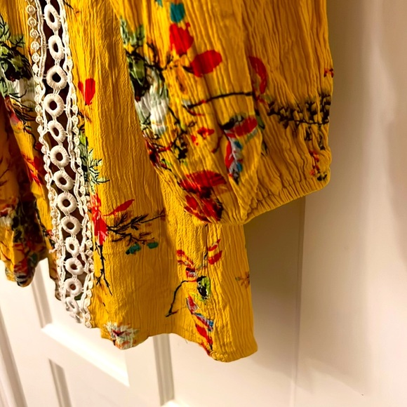 Xuan Ying collection large lace accent tunic - Picture 3 of 4